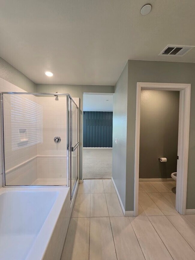 Building Photo - 3-Bedroom Home in Gated Community with Mod...