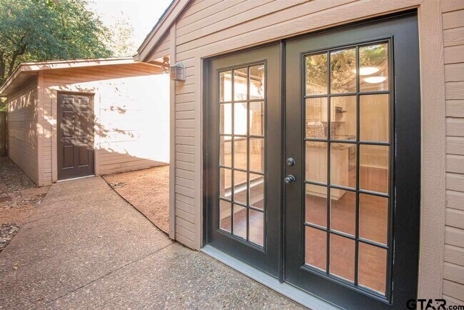 Building Photo - 5811 Hollytree Dr