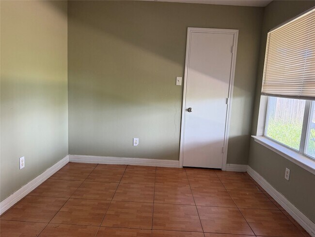 Building Photo - 2615 Meiko Dr