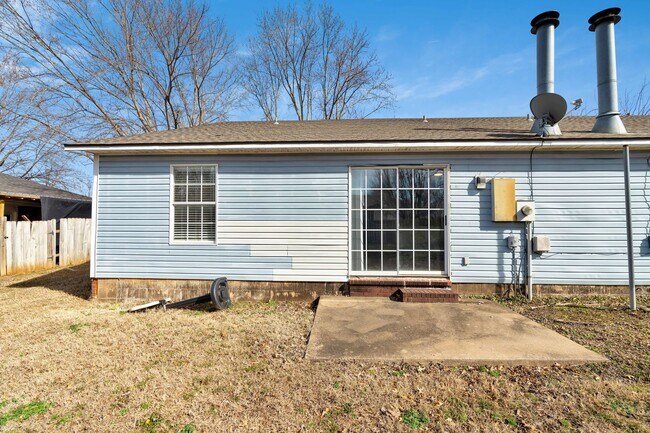 Building Photo - Newly remodeled 3 Bed 2 Bath Duplex!!