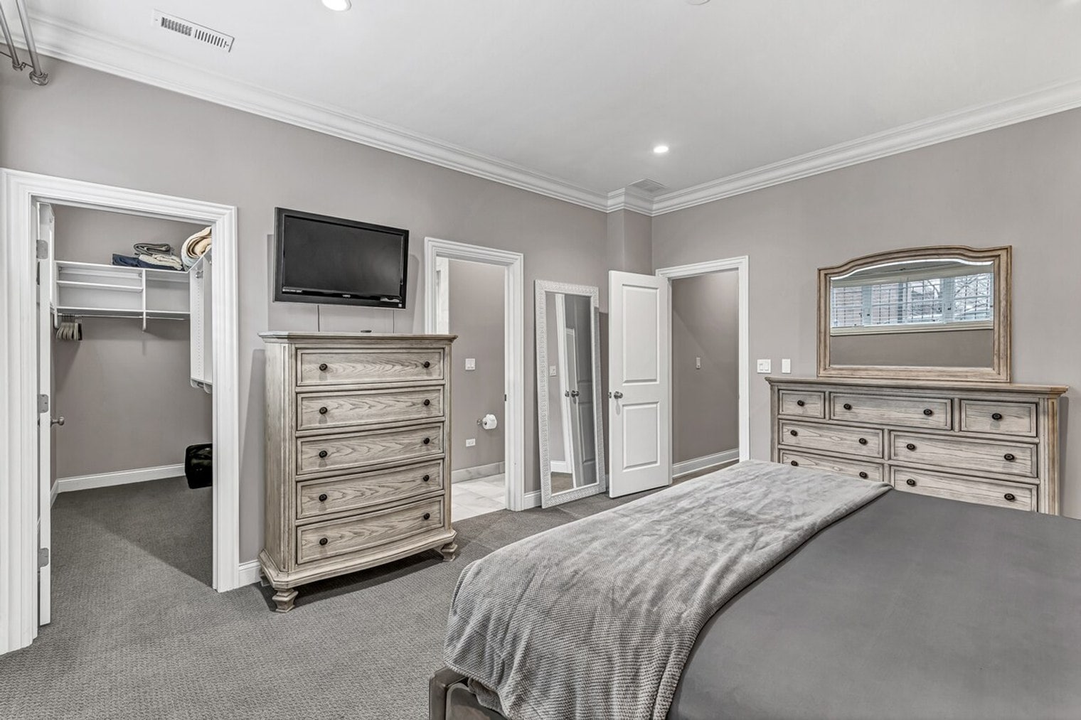 Building Photo - 3808 N Kenmore Ave