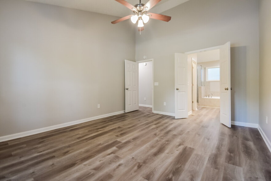 Building Photo - 547 Riverbirch Trce