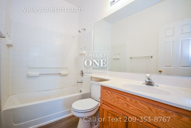 Building Photo - Well-Maintained Single Story Home in Desir...