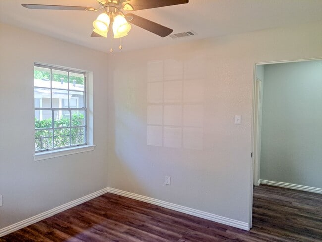 Building Photo - 5 bedroom / 2 bath