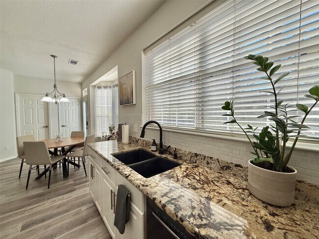 Building Photo - 2 Twin Feather Pl