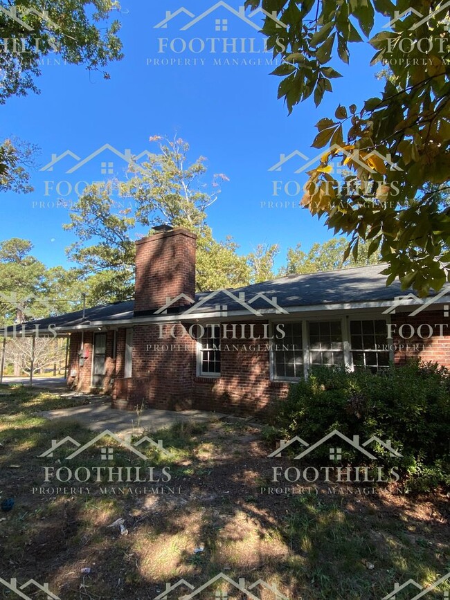 Building Photo - 3-Bed 2-Bath Brick Home with Spacious Lot,...