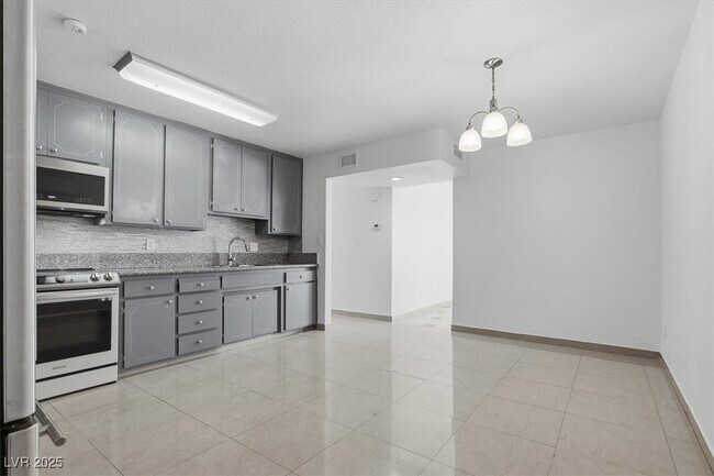 Building Photo - 3760 Briarwood Ave