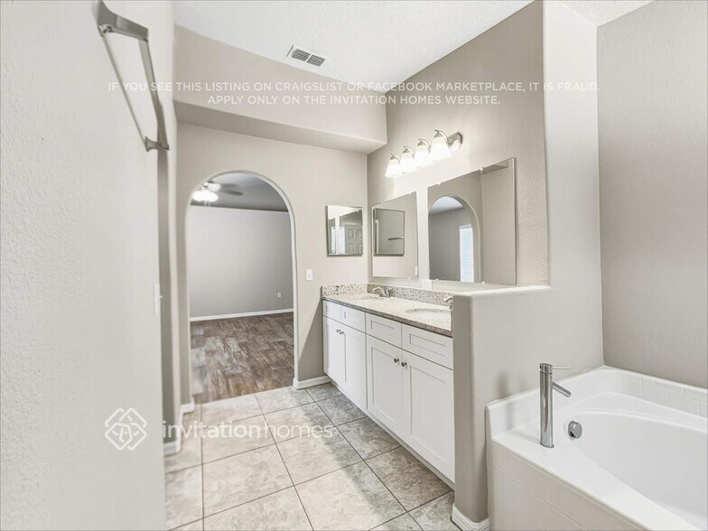 Building Photo - 4716 Four Lakes Dr