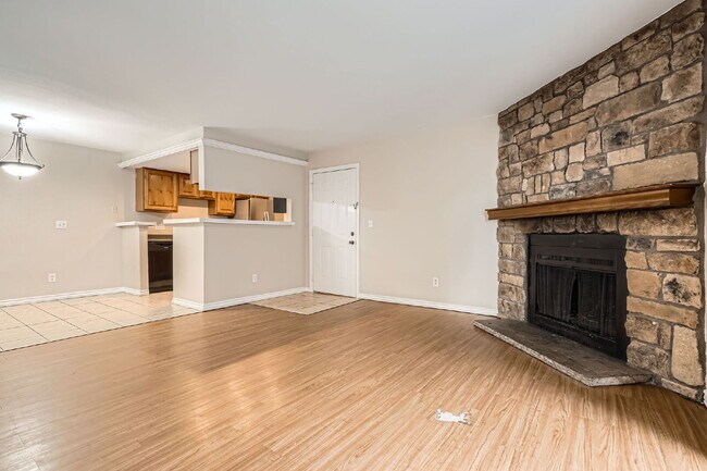 Building Photo - Spacious 1,177 sq ft 3-Bed / 2-Bath Condo ...