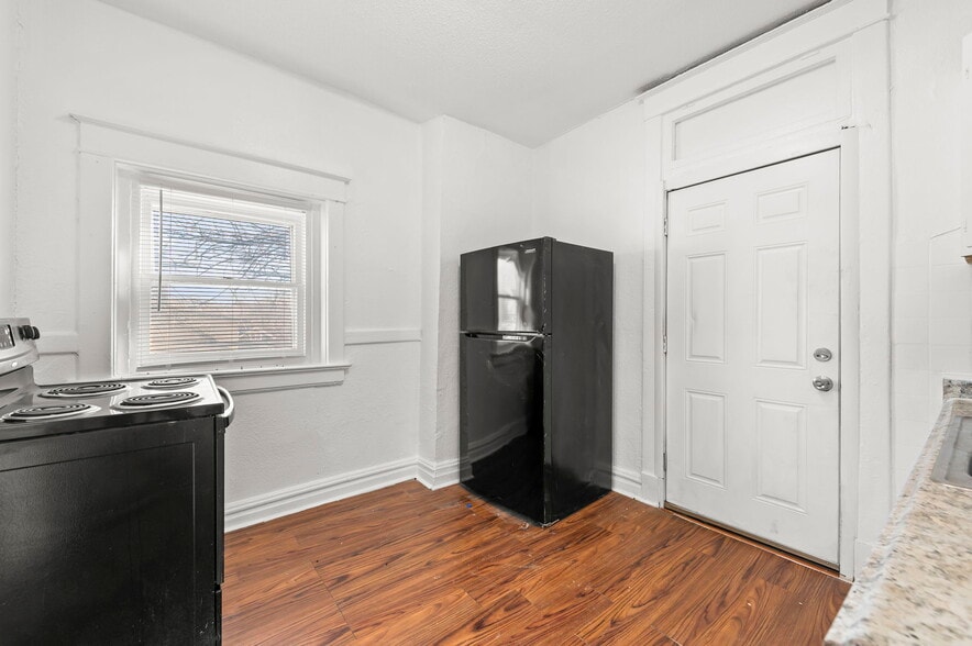 Building Photo - 2207 E 24th Ter