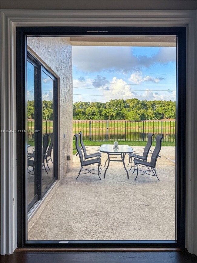 Building Photo - 400 Alexandra Cir