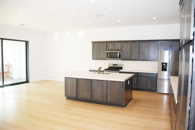 Building Photo - Beautiful Toll Brothers 3BR, 3Bath, 2Car Home in South Reno