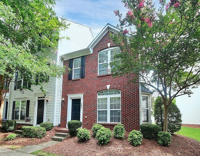 Building Photo - 2BD/2.5BA End Unit Townhome in Blakeney Greens!