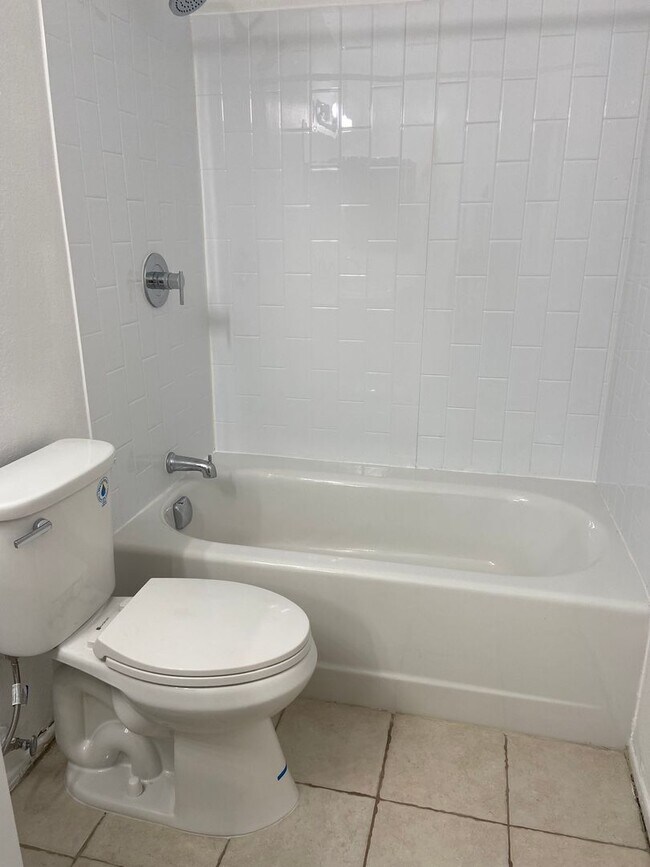 Building Photo - 3 Bedrooms, 2 Bathrooms, 3 Car Garage, Fir...