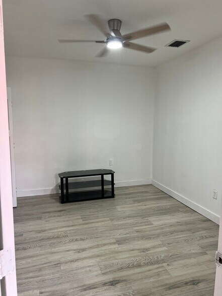 Separate bedroom - 13200 SW 49th St