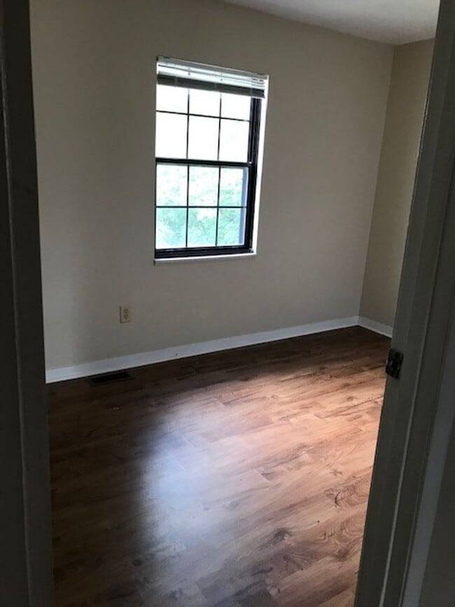 Building Photo - 3 bedroom, 2.5 bathroom townhome: Timber Ridge