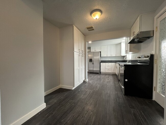 Building Photo - Updated Single-Level 3BD/2BA Home with Stainless Appliances, Expansive Yard & Flexible Layout