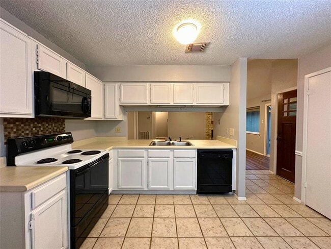 Building Photo - 16910 Village Oak Loop