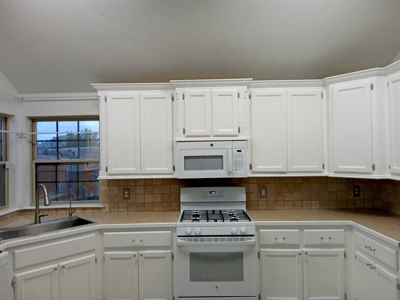 Building Photo - 3300 Marilyn Dr