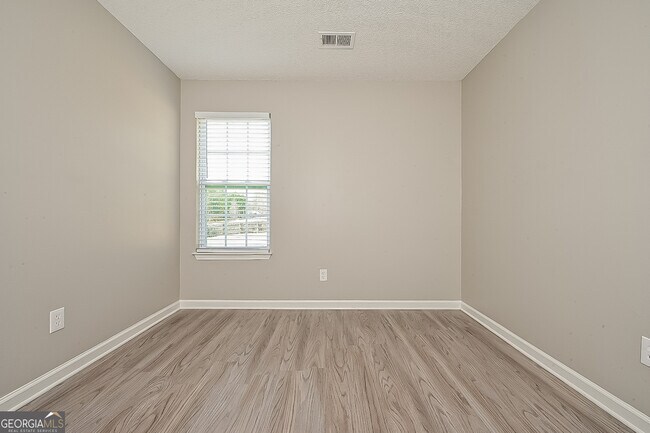 Building Photo - 325 Countryside Ln