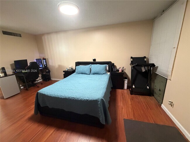 Building Photo - 3401 N Country Club Dr