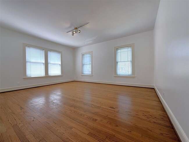 Building Photo - 2311 Wroxton Rd