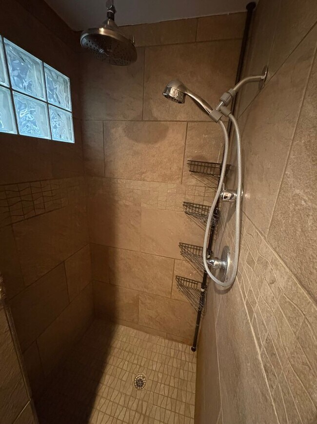 Building Photo - EASTSIDE HOME FOR RENT IN "THE TIERRAS"