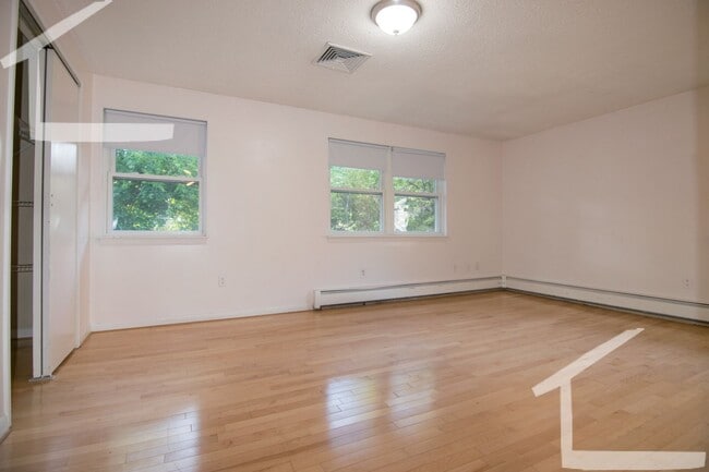 Building Photo - 149 Thorndike St