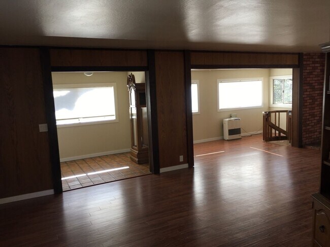 Building Photo - Spacious Clearlake Home