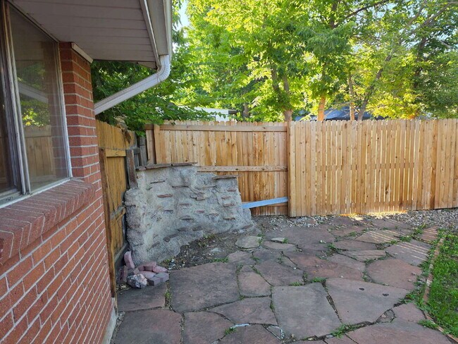 Building Photo - "Charming 3-Bed Retreat with Finished Basement & Cozy Fireplace in Aurora!"