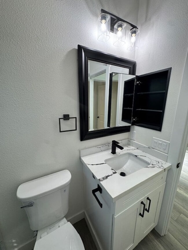 Building Photo - Beautiful Recently Remodeled 2-Bedroom ADU