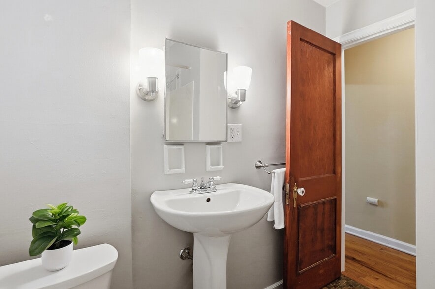 Building Photo - 2695 Bellwood Ave