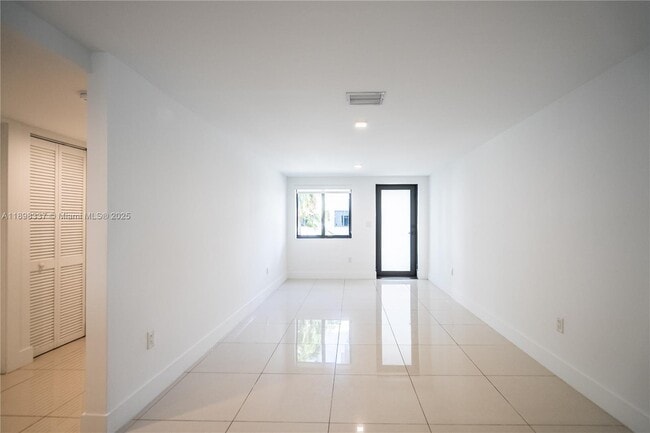 Building Photo - 1985 Bay Dr