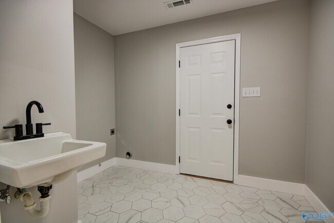 Building Photo - 205 Jarrett Ln