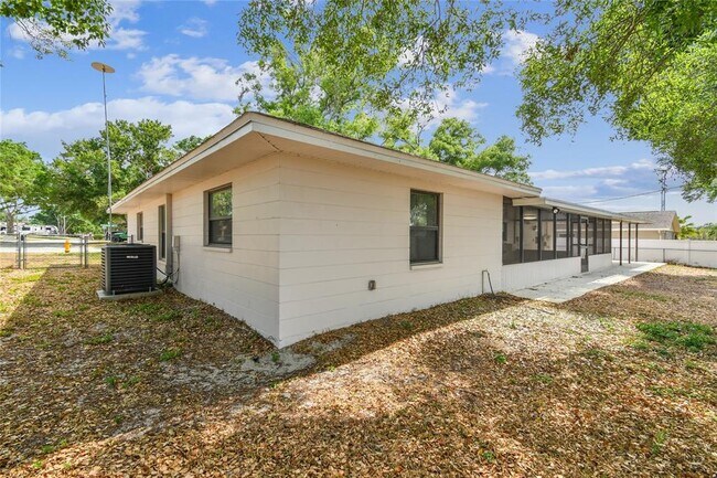 Building Photo - 1102 Shadowbrook Dr N