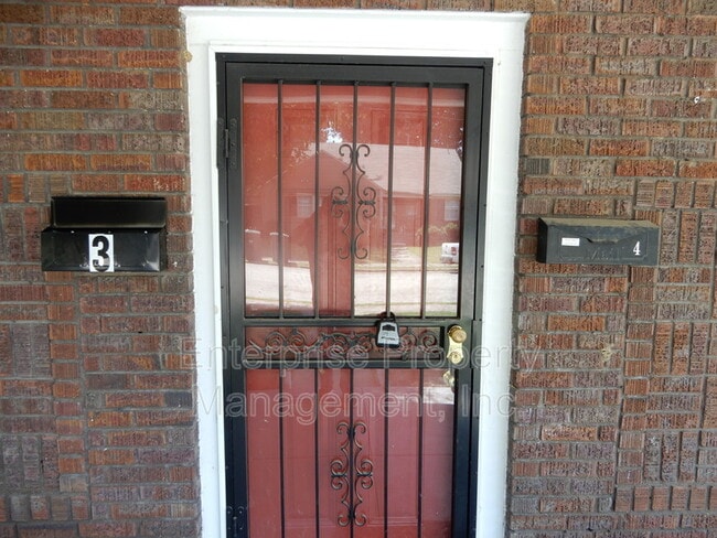 Building Photo - 2360 Forest Ave