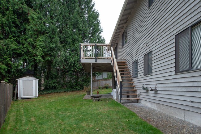 Building Photo - Amazing 4bed/2.5bath Home with Landscaping Included Located in Bellevue!