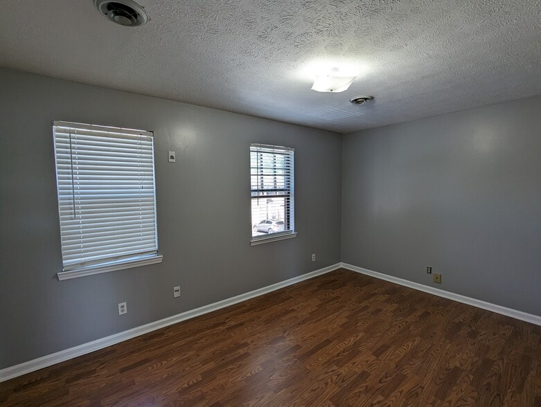 Building Photo - 463 Claircrest Dr