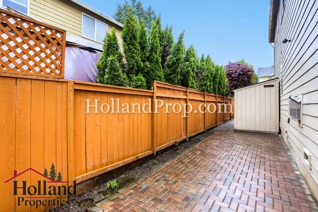 Building Photo - Must See, Beautiful 4 bedroom home in Hillsboro