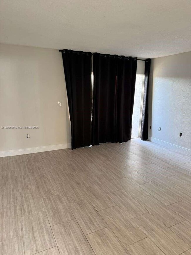 Building Photo - 9353 Fontainebleau Blvd