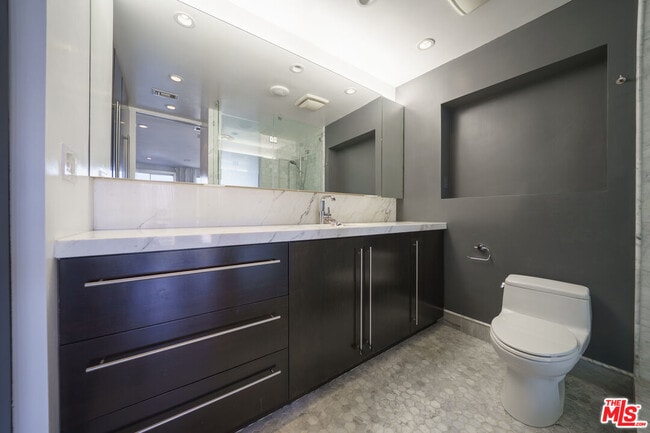 Building Photo - 800 W 1st St