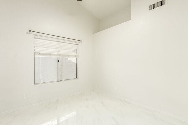 Building Photo - 1225 E Artesian Way