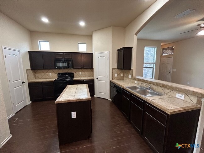 Building Photo - 665 Creekside Cir