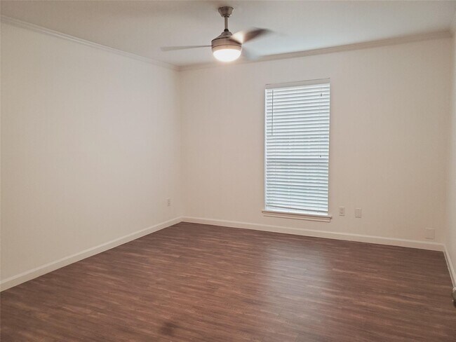 Building Photo - 361 N Post Oak Ln