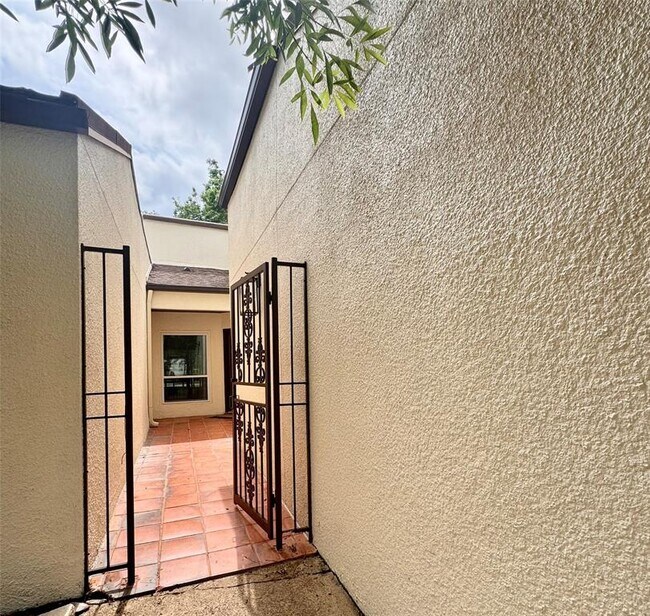 Building Photo - 20313B Sunny Shores Dr