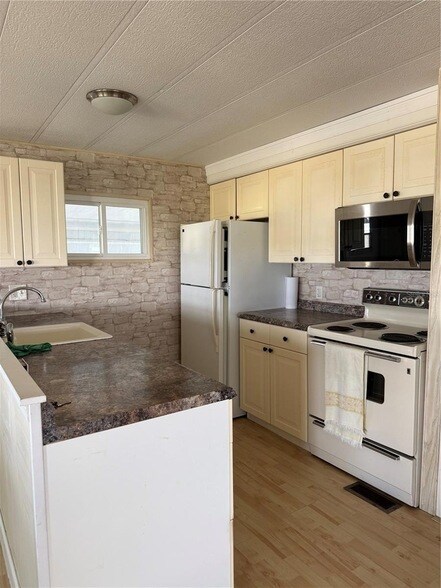 Building Photo - 274 Beach Ct