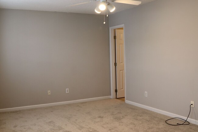 Building Photo - Rent Ready 2 Bed Suite Townhome, Private F...