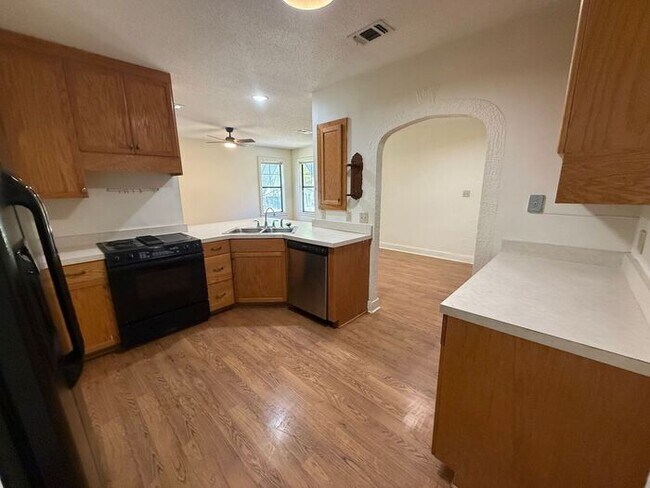 Building Photo - Pensacola - East Hill - 4 bedrooms, 3 bathroom - Mother in Law suite