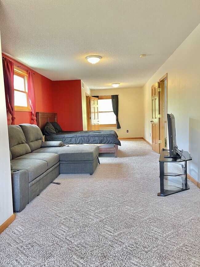 Building Photo - Spacious country Home on 13 acres