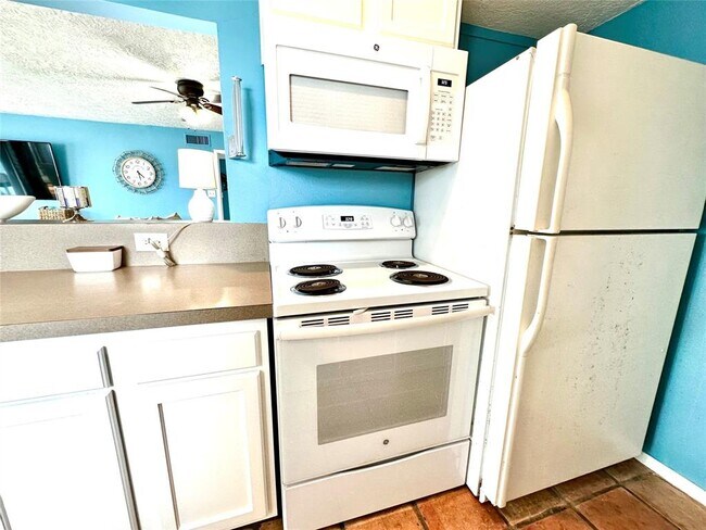 Building Photo - 500 Tiki Dr